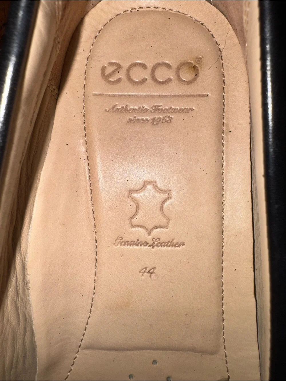 Ecco Men’s Black Leather Slip-On Loafers with Contrast Stitching